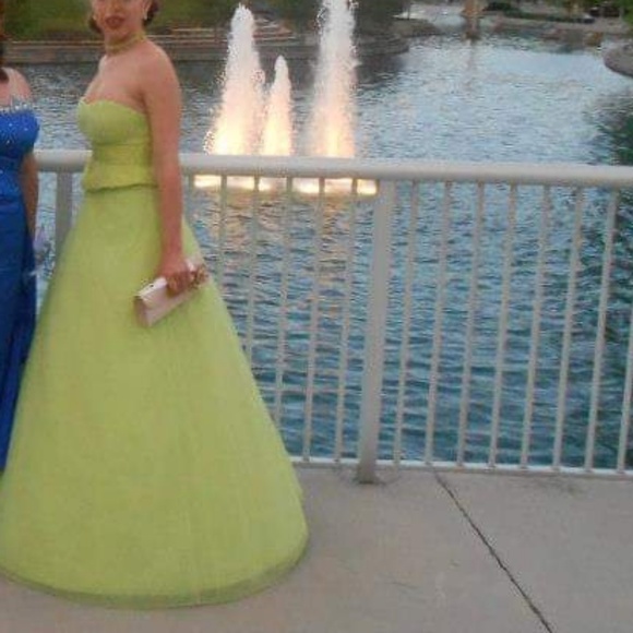 Green dress - Picture 2 of 2